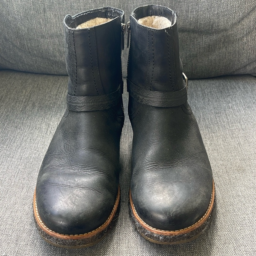 Ugg Motorcycle Ankle Boot. Black leather. W8.